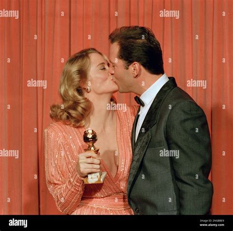 "Moonlighting" co-stars Cybill Shepherd and Bruce Willis kiss for ...