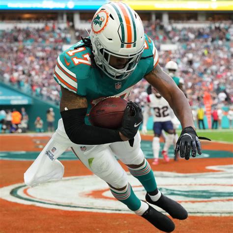 Dolphins' Jaylen Waddle Sets NFL Single-Season Rookie Record for Receptions | News, Scores ...