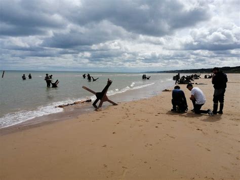 At Omaha Beach, Florent Plana pays tribute to the Bedford Boys. Behind ...