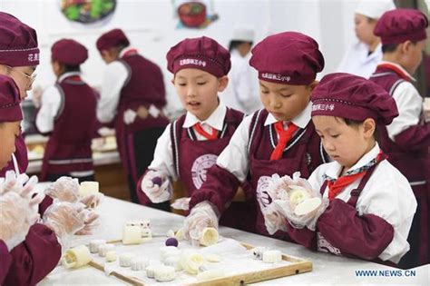 People make mooncakes for upcoming Mid-Autumn Festival - Life & Culture News - SINA English