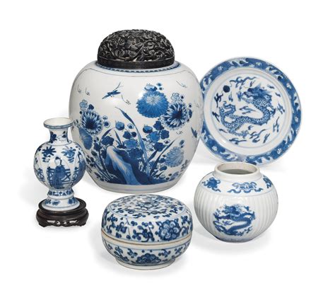 FIVE PIECES OF CHINESE BLUE AND WHITE PORCELAIN , THE BOX, 17TH CENTURY, THE OTHERS KANGXI ...