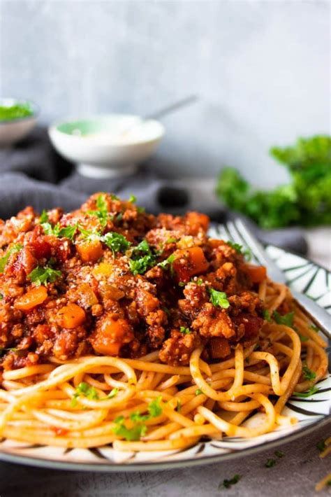 Easy Spaghetti Bolognese - Foodelicacy