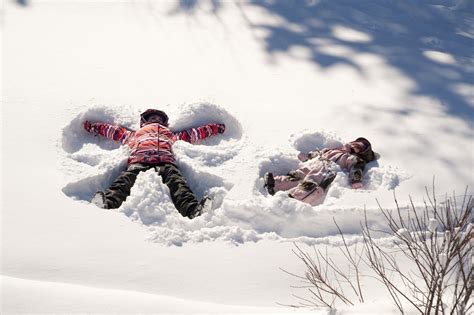 kids in the snow | 12 Great Outdoor Winter Activities for Kids | Baby its cold outside ...