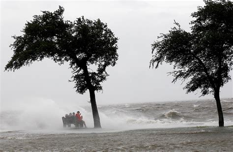 Hurricane Isaac Makes Landfall in Louisiana - The New York Times