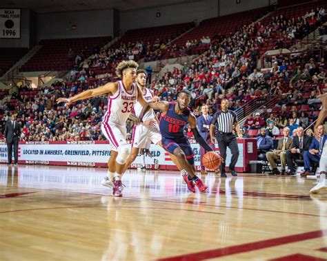 UMass men’s basketball loses late to No. 6 Dayton Saturday – Massachusetts Daily Collegian