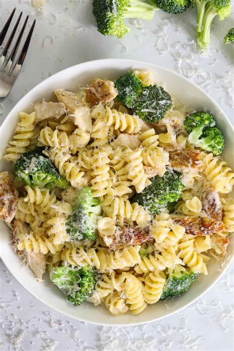 chicken broccoli alfredo pasta recipe easy House favorite chicken broccoli pasta alfredo ...