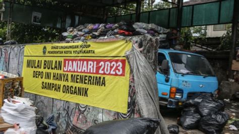 Petugas duduk di atas truk sampah di tempat pembuangan sampah sementara Gondomanan, Yogyakarta ...