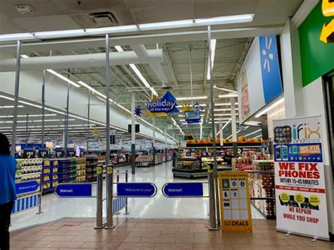 We Visited 2 Walmarts in NY, CA and Found Very Few Shoppers: Photos ...