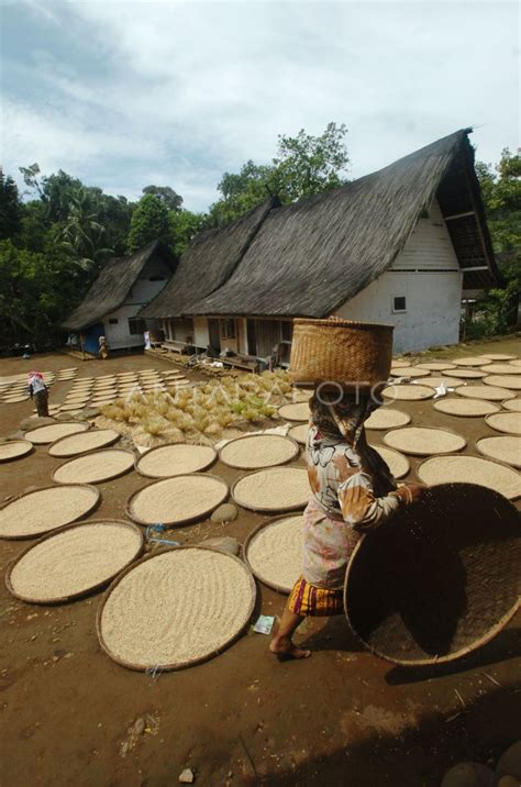 RUMAH ADAT KAMPUNG NAGA | ANTARA Foto