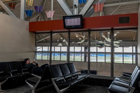 Few Travelers, Few Flights and Now, a Total Airport Shutdown - The New York Times