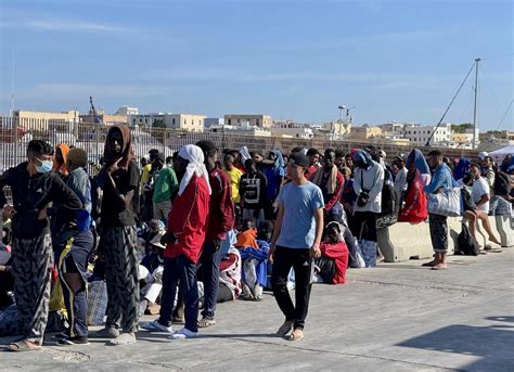 More than 5,000 immigrants arrive in Italy's Lampedusa in 24 hours ...