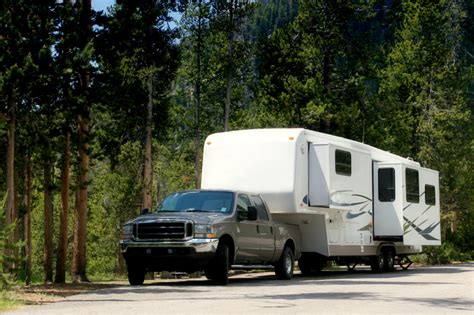 Gooseneck Hitch vs. Fifth Wheel | Blain's Farm & Fleet Blog