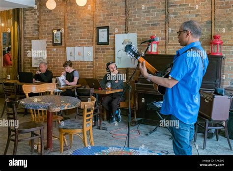 Live music cafe hi-res stock photography and images - Alamy