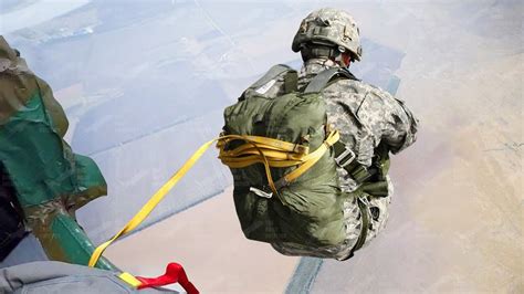 US Jumpmaster Kicks Out Newbie Paratroopers Out of Moving Helicopter ...