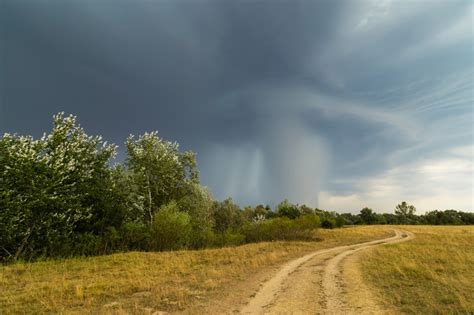 Microburst vs Tornado: What's The Difference? - Breaking Weather