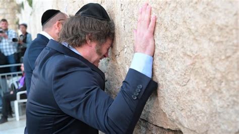 Argentina president Javier Milei cries on visit to Western Wall - YouTube