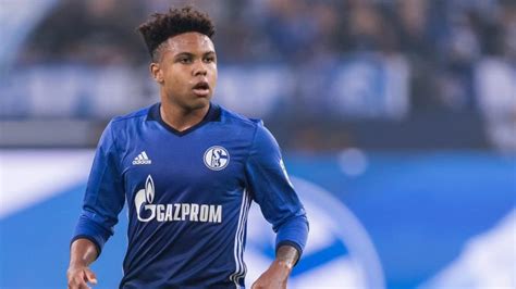 Schalke Tries Weston McKennie Out At Center Back