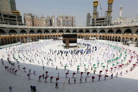 Stunning photos show socially distanced pilgrims attending Hajj in ...