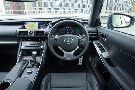 Lexus IS 300h (2013-2020) interior & comfort | DrivingElectric