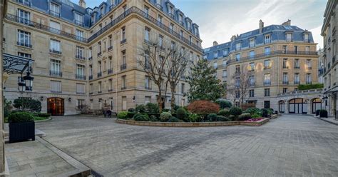 AVENUE MONTAIGNE SHOWROOMS PARIS - Luxe Apartments Rentals