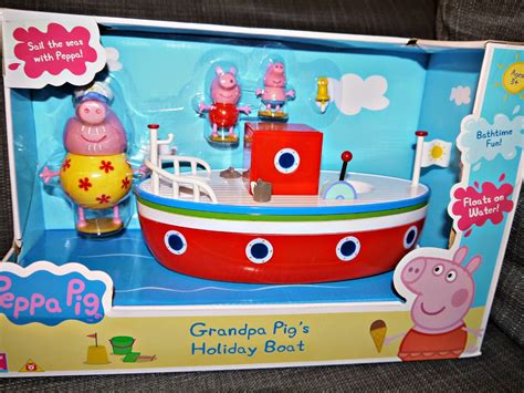 Inside the Wendy House: Grandpa Pig's Holiday Boat - Holiday Fun with Peppa Pig