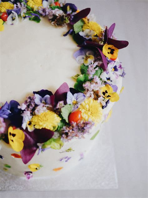 Edible flowers cake | Edible flowers cake, Flower cake, Edible flowers