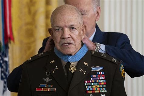 Paris Davis, Black Green Beret in Vietnam, Finally Awarded Medal of Honor at White House ...