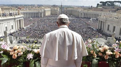 Thousands fill St Peter’s Square to hear Pope Francis celebrate Easter Mass | Express & Star