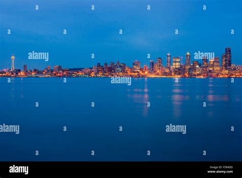 Seattle skyline at night Stock Photo - Alamy