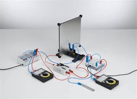 Determining the capacitance of a plate capacitor - Measuring the charge with the electrometer ...