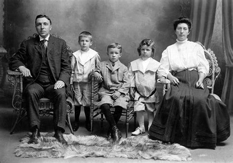 File:Seward-Emma-Sell-Rosenberger-family-ca-1908.jpg - GAMEO