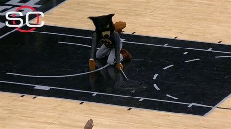 Spurs mascot catches bat during pregame warm-ups - ABC13 Houston