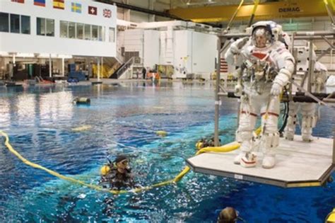 Spacewalk training / Astronauts / Human Spaceflight / Our Activities / ESA