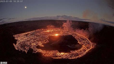 Hawaii’s Kilauea volcano is erupting once again | CNN