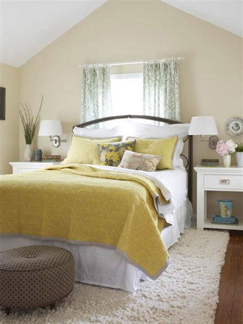 Schlafzimmer design wände | Yellow bedroom, Yellow bedroom decor ...