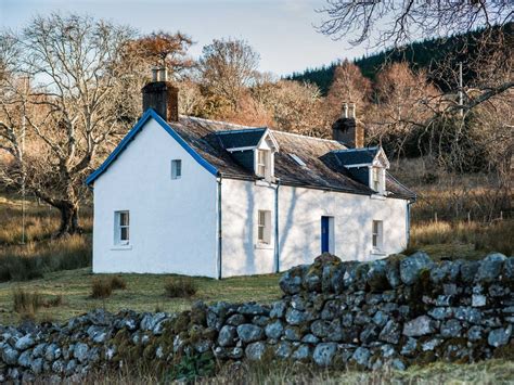 A cosy, highland cottage accommodating one or two families in blissful setting. - £94 avg./night ...