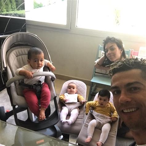 Cristiano Ronaldo reúne filhos bebês e namorada para foto de família - Revista Glamour ...