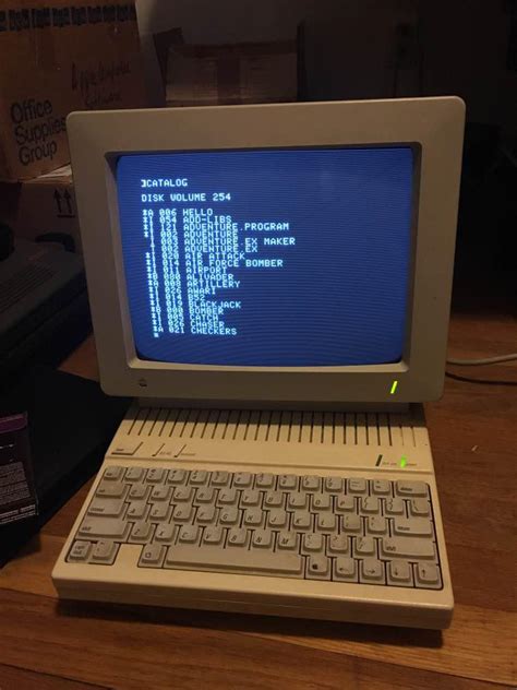 my friend's apple iic : retrobattlestations