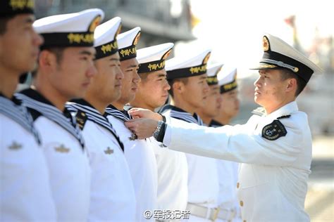 Chinese navy soldiers put on new uniform- China.org.cn