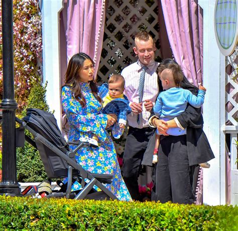 Macaulay Culkin and Brenda Song captivate with their family photos at Easter - World Stock Market