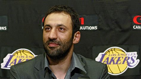 Vlade Divac hits halfcourt shot at Lakers to win $90,000 for charity ...