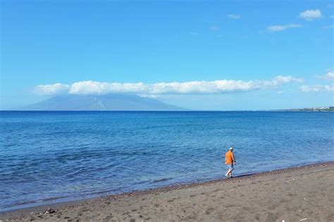 Oneuli Beach (quiet + views!) 🌴 a kind of black sand beach in South Maui 🌴 Hawaii travel blog ...