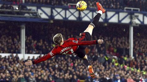 Man United's Garnacho stuns Everton with a sensational overhead kick