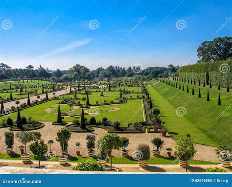 The Privy Garden at Hampton Court Palace Editorial Photo - Image of grass, lawn: 62695886