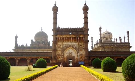 The Mystery of the Whispering Gallery of Gol Gumbaz