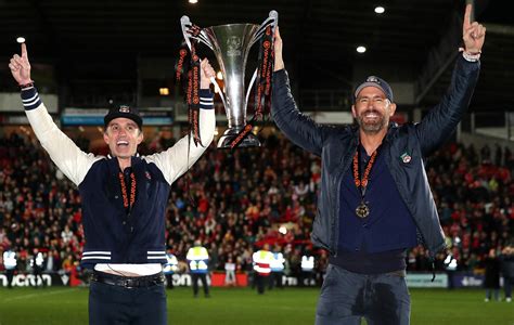 Ryan Reynolds y Rob McElhenney celebran el ascenso del Wrexham AFC ...