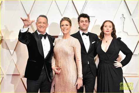 Tom Hanks & Rita Wilson's Kids Throw Up Peace Signs on Oscars 2020 Red ...