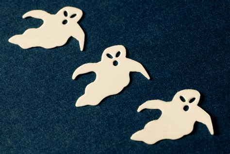 Image of three ghosts on blue | CreepyHalloweenImages