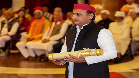 Padma Awards 2023: Akhilesh receives 'Padma Vibhushan' for his late father Mulayam Singh Yadav ...