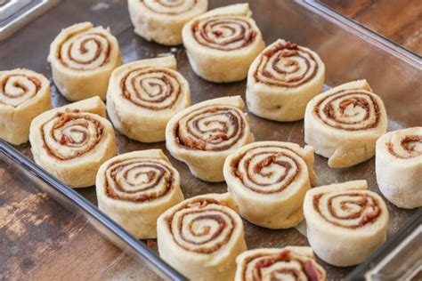 Maple Bacon Cinnamon Rolls {+ Maple Glaze} | Lil' Luna